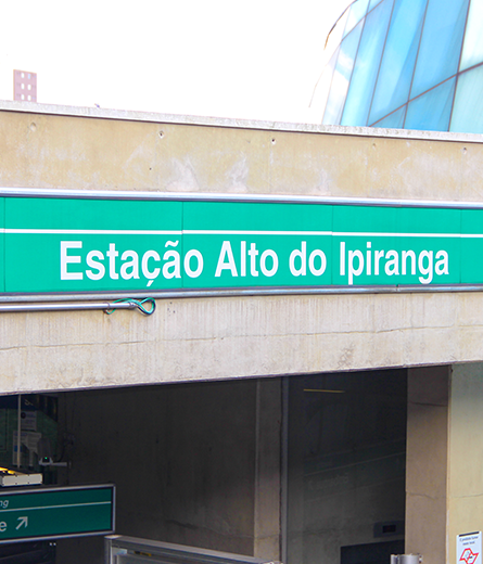 Foto da placa do Metrô na Estação Alto do Ipiranga